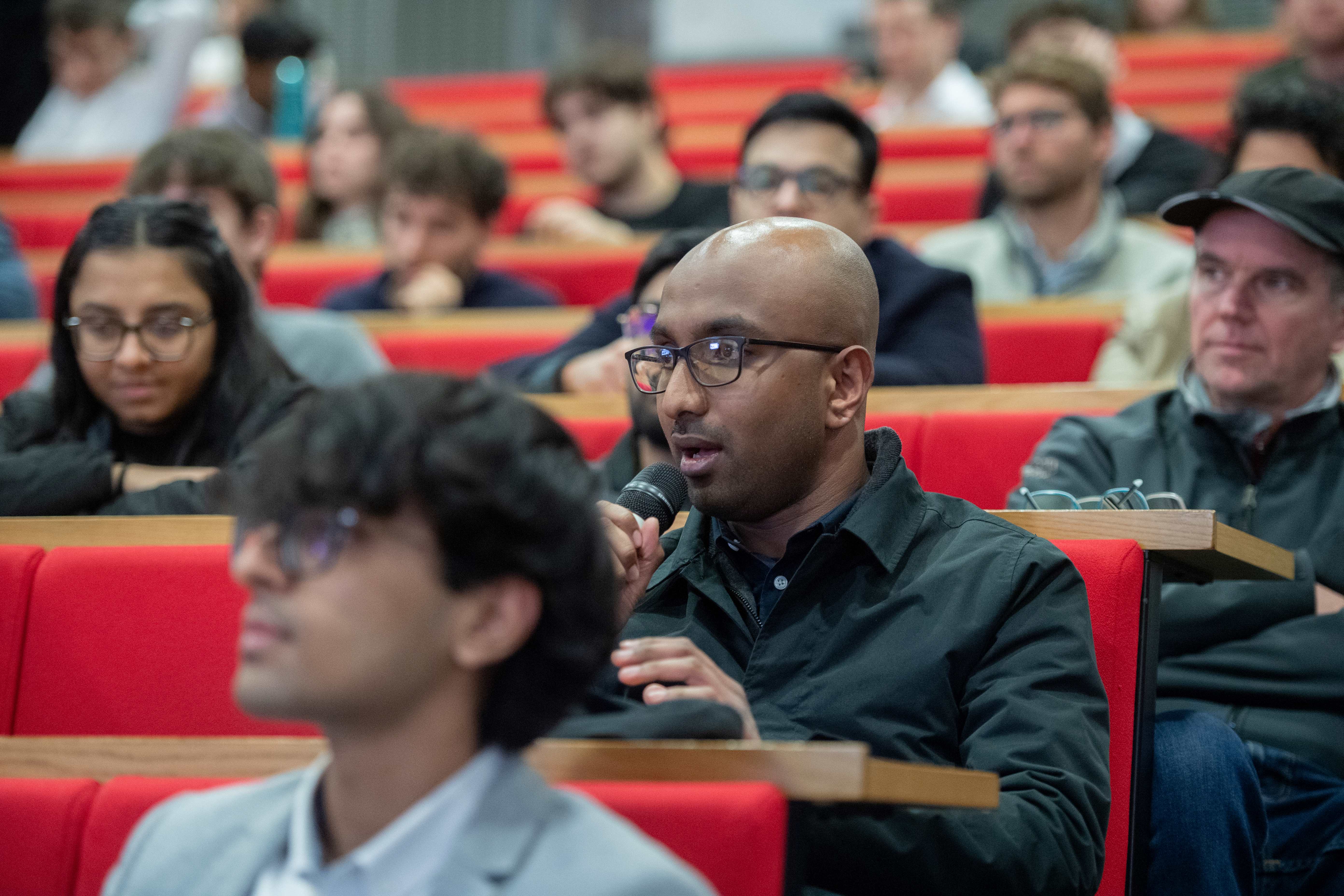 Audience member asking a question at Victor Haghani's lecture at LSE in Sheikh Zayed Theatre